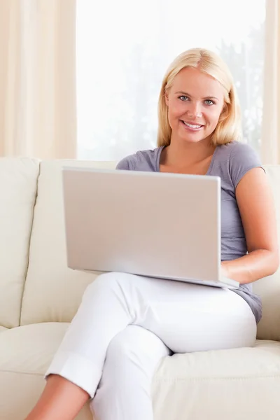 Retrato de uma mulher com um laptop — Fotografia de Stock