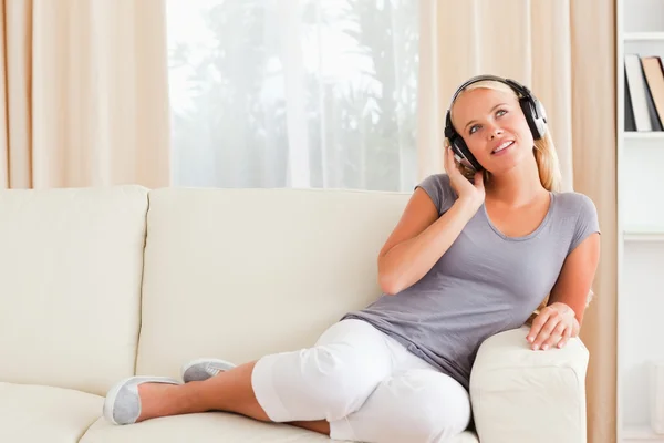 Donna deliziata ascoltando musica — Foto Stock