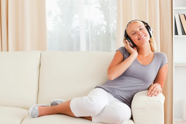 Nöjd kvinna lyssnar på musik — Stockfoto