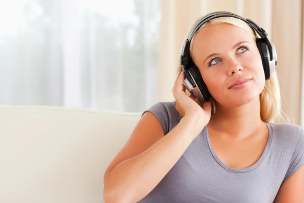 Närbild av en kvinna som lyssnar på musik — Stockfoto