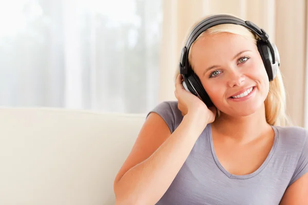 Bliska uśmiechający się kobieta korzystających trochę muzyki — Zdjęcie stockowe
