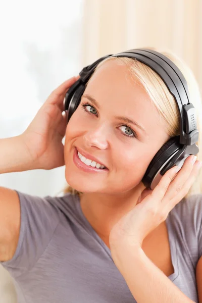 Portret kobiety uśmiechający się słuchanie muzyki — Zdjęcie stockowe