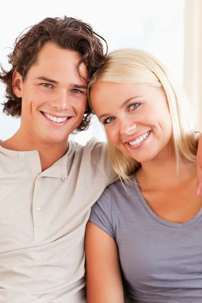 Portret van een gelukkige paar zittend op een bank — Stockfoto