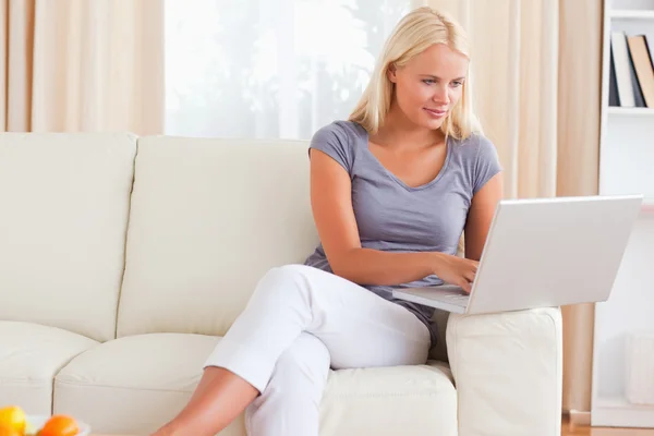 Blonde vrouw die een laptop gebruiken — Stockfoto