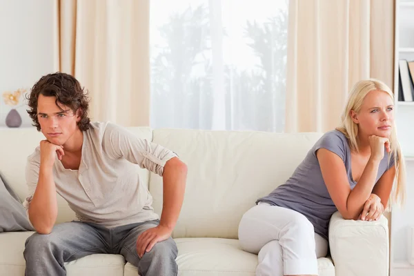 Verärgertes Paar sitzt auf einer Couch — Stockfoto