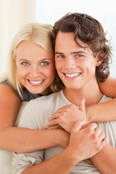 Porträt eines glücklichen Paares, das sich umarmt — Stockfoto