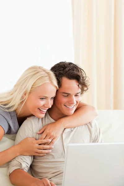 Portrait d'un couple utilisant un ordinateur portable — Photo