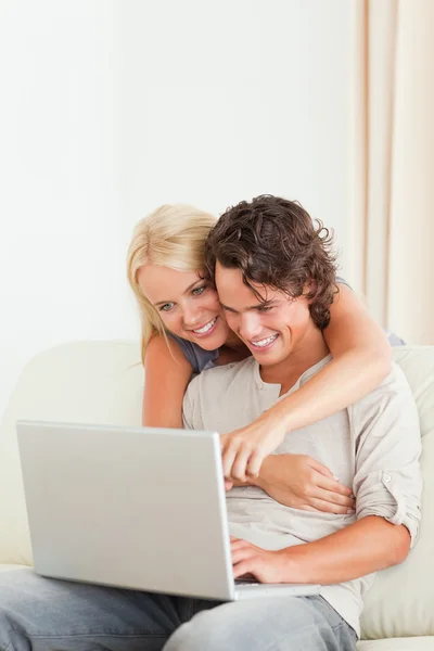 Retrato de um casal feliz usando um laptop — Fotografia de Stock