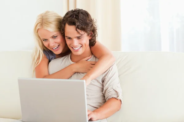 Underbara par använder en bärbar dator — Stockfoto
