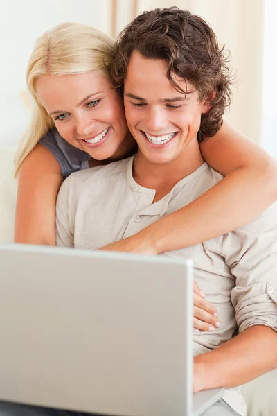 Portrait d'un couple heureux utilisant un carnet — Photo