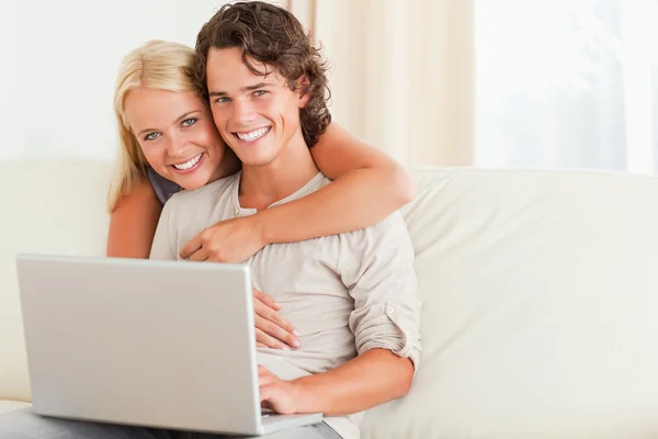 Mutlu bir çift ile bir dizüstü bilgisayar — Stok fotoğraf