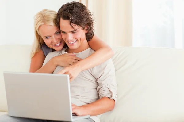 Lyckliga paret använder en bärbar dator — Stockfoto