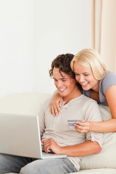 Retrato de um casal de compras online — Fotografia de Stock