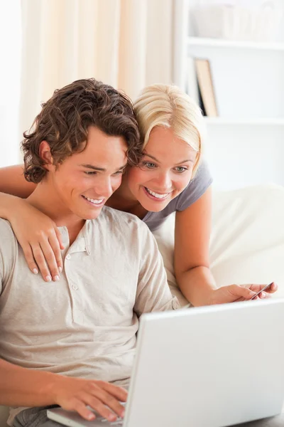 Retrato de um casal comprando online — Fotografia de Stock