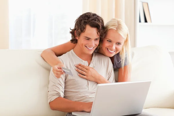 Paar kauft online ein — Stockfoto