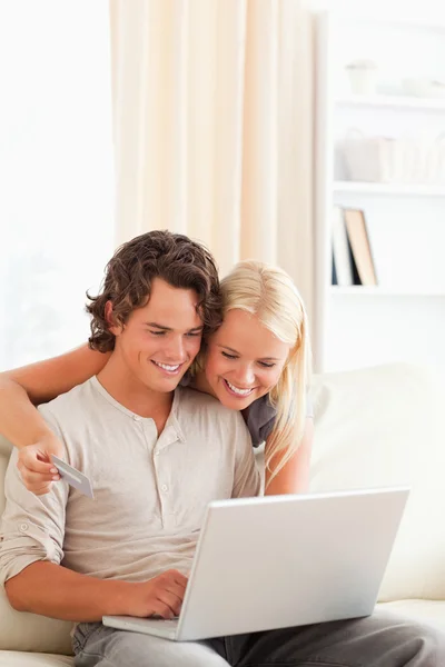 Portrait of a couple purchasing online — Stock Photo, Image