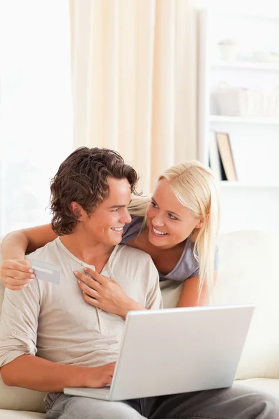 Retrato de um jovem casal comprando online — Fotografia de Stock