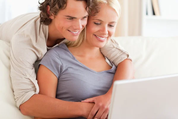 Bella giovane coppia utilizzando un computer portatile — Foto Stock