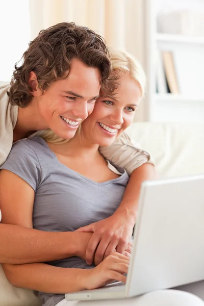 Retrato de una pareja joven usando un portátil — Foto de Stock