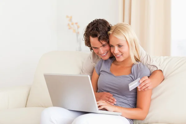 Adorável casal compras on-line — Fotografia de Stock