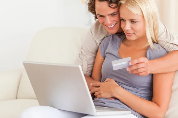 Lovely couple buying online — Stock Photo, Image