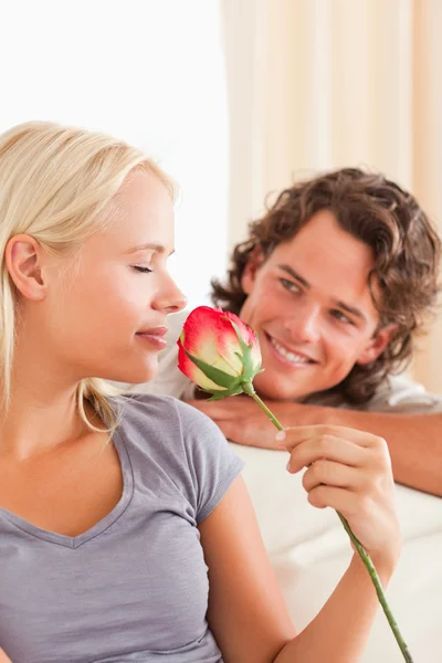Porträt eines Paares mit einer Blume — Stockfoto