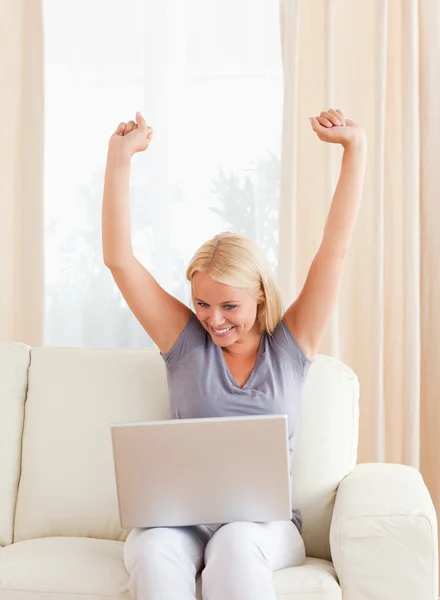 Χαρούμενη γυναίκα που χρησιμοποιεί φορητό υπολογιστή — Φωτογραφία Αρχείου