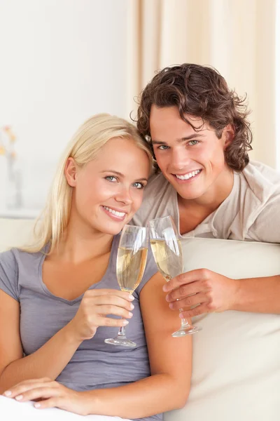 Portrait d'un jeune couple portant un toast — Photo