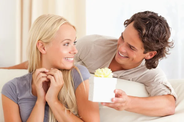 Man offering a present to his wife — Stock Photo, Image