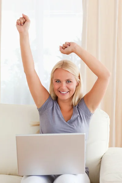 Portret van een vrolijke vrouw met behulp van een laptop — Stockfoto