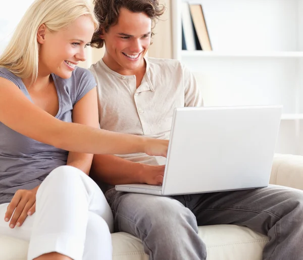 Nahaufnahme eines Paares mit einem Laptop — Stockfoto