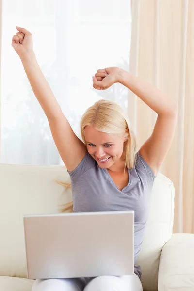 Portret van een opgewonden vrouw met behulp van een laptop — Stockfoto