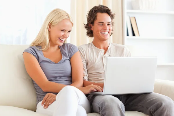 Par som har roligt medan du använder en bärbar dator — Stockfoto