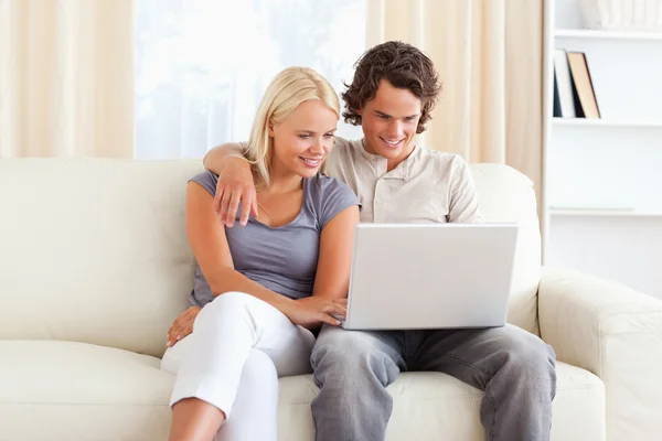 Vänliga par använder en bärbar dator — Stockfoto