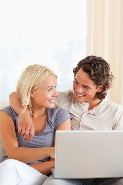 可爱的年轻夫妇，使用一台笔记本电脑的肖像 — 图库照片