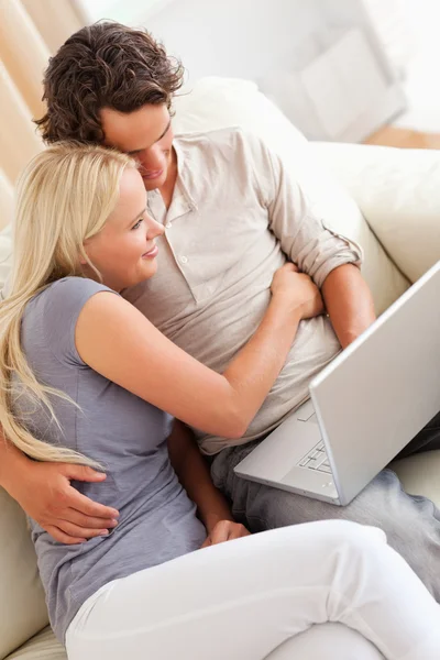 快乐的年轻夫妇，使用一台笔记本电脑 — 图库照片