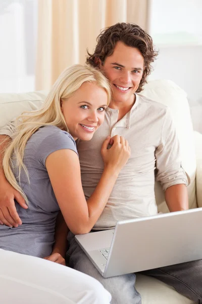 Portret van een gelukkige jonge paar met behulp van een laptop — Stockfoto
