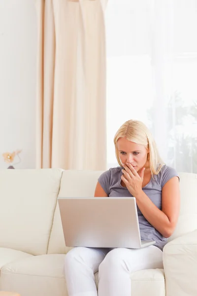 Porträtt av en orolig kvinna som använder en bärbar dator — Stockfoto