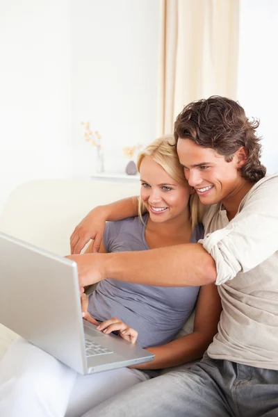 Portret van een man die iets tonen aan zijn vrouw op een laptop — Stockfoto