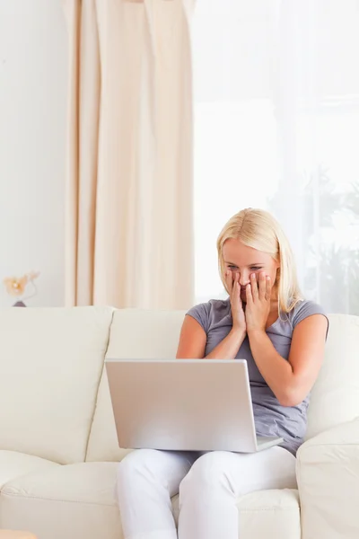 Mujer triste usando un ordenador portátil — Foto de Stock