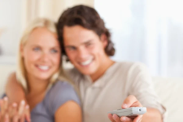 Primer plano de una joven pareja viendo la televisión —  Fotos de Stock