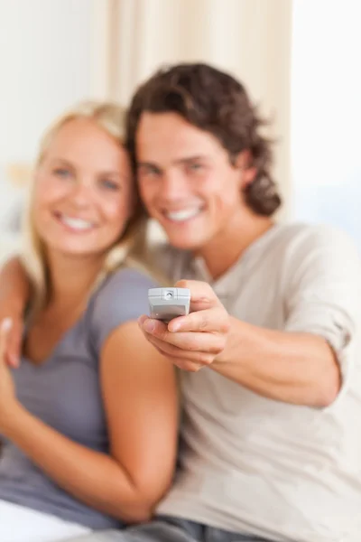 Portrait of a young couple watching TV — Stock Photo, Image