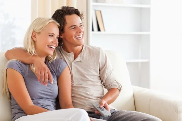 Lachendes Paar vor dem Fernseher — Stockfoto