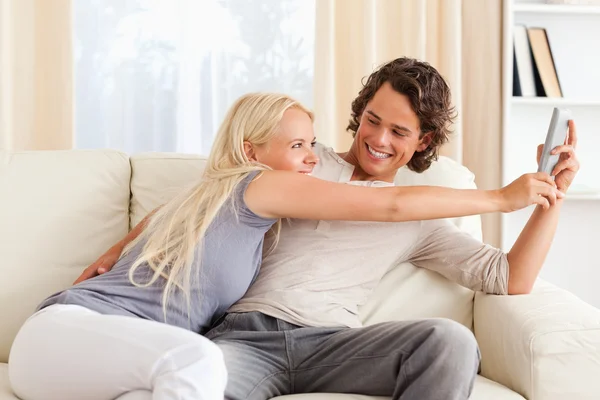 Couple fighting for the remote — Stock Photo, Image