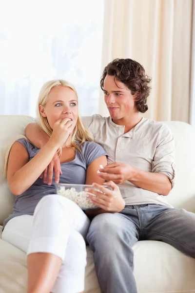 Porträt eines Paares, das Popcorn isst — Stockfoto