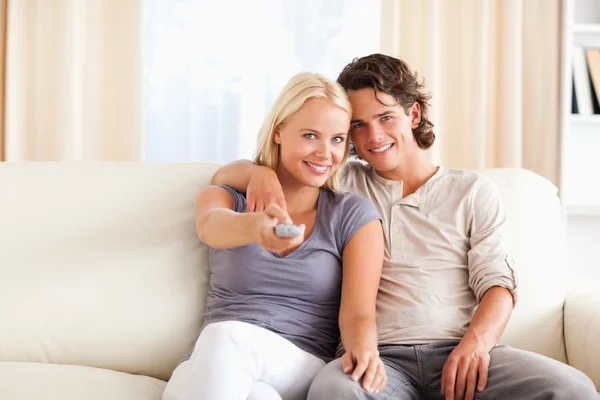 Sonriente pareja viendo la televisión —  Fotos de Stock