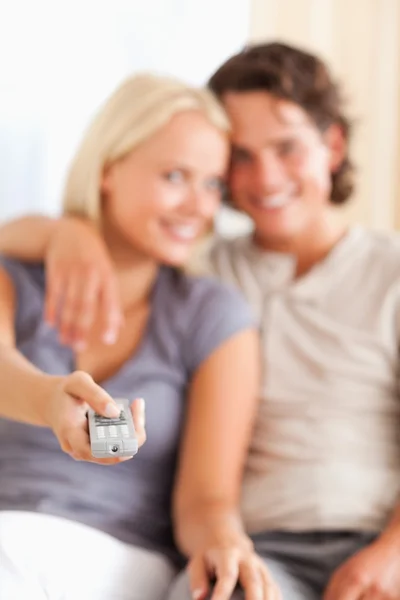 Portrait of a happy couple watching TV — Stock Photo, Image