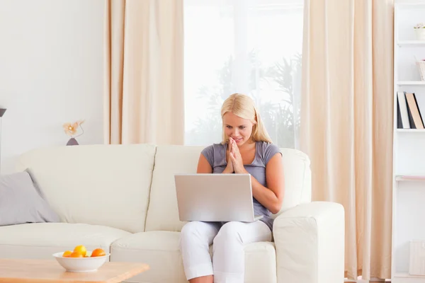 Worried woman using a laptop — Stock Photo, Image