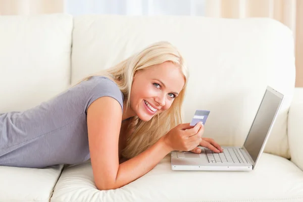 Usmívající se žena nákupu online — Stock fotografie