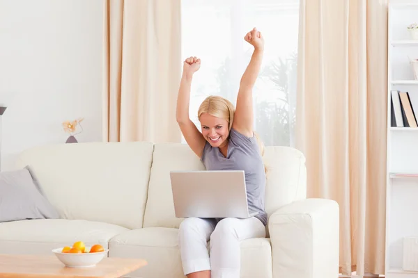 Glada blonda kvinnan använder en bärbar dator — Stockfoto